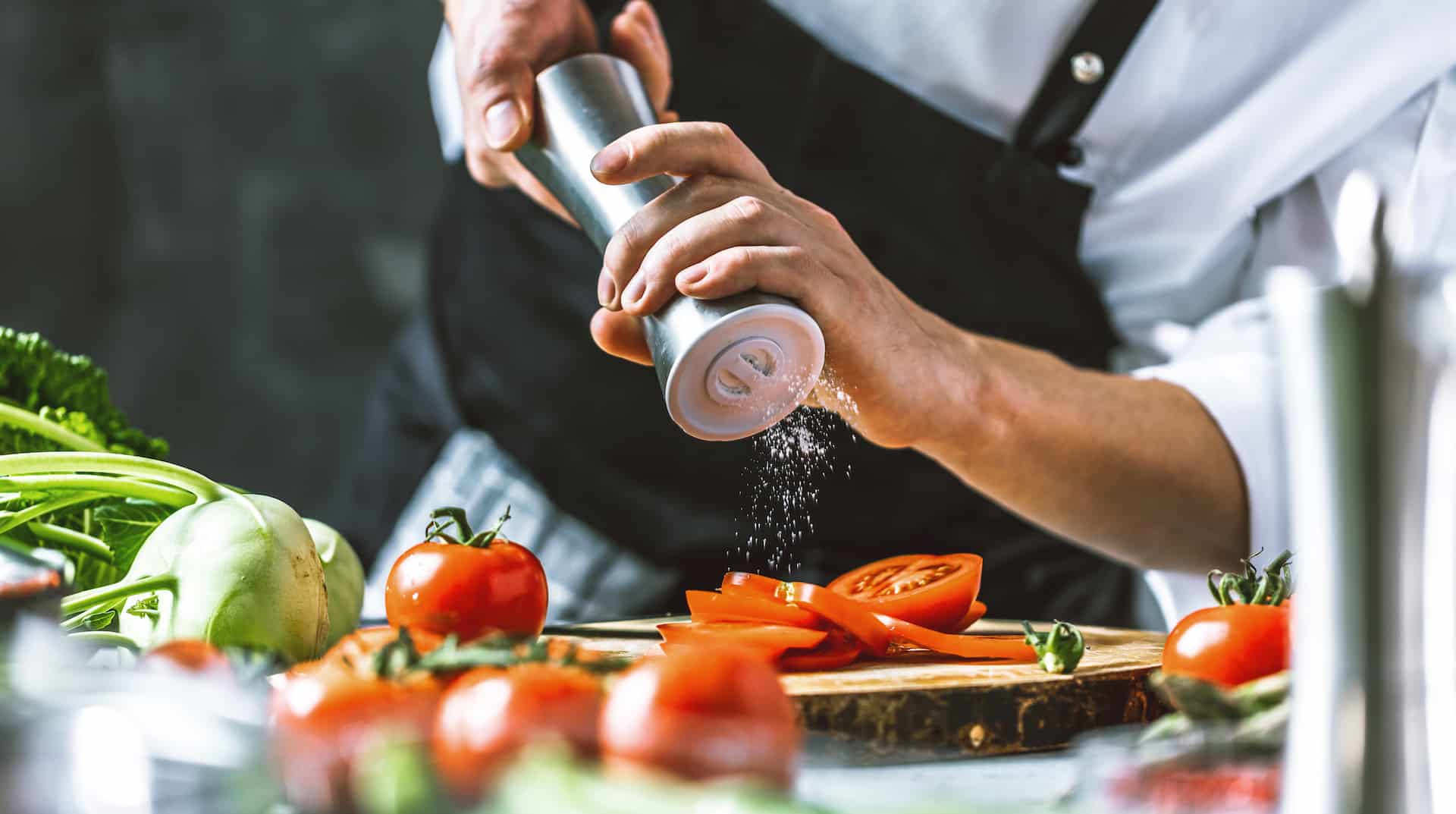 Chefkoch in der Küche mit Frischem Gemüse(Tomaten)