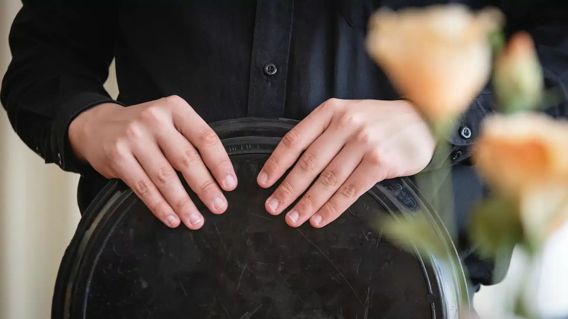 Serviekraft nimmt die Bestellung im Restaurant entgegen
