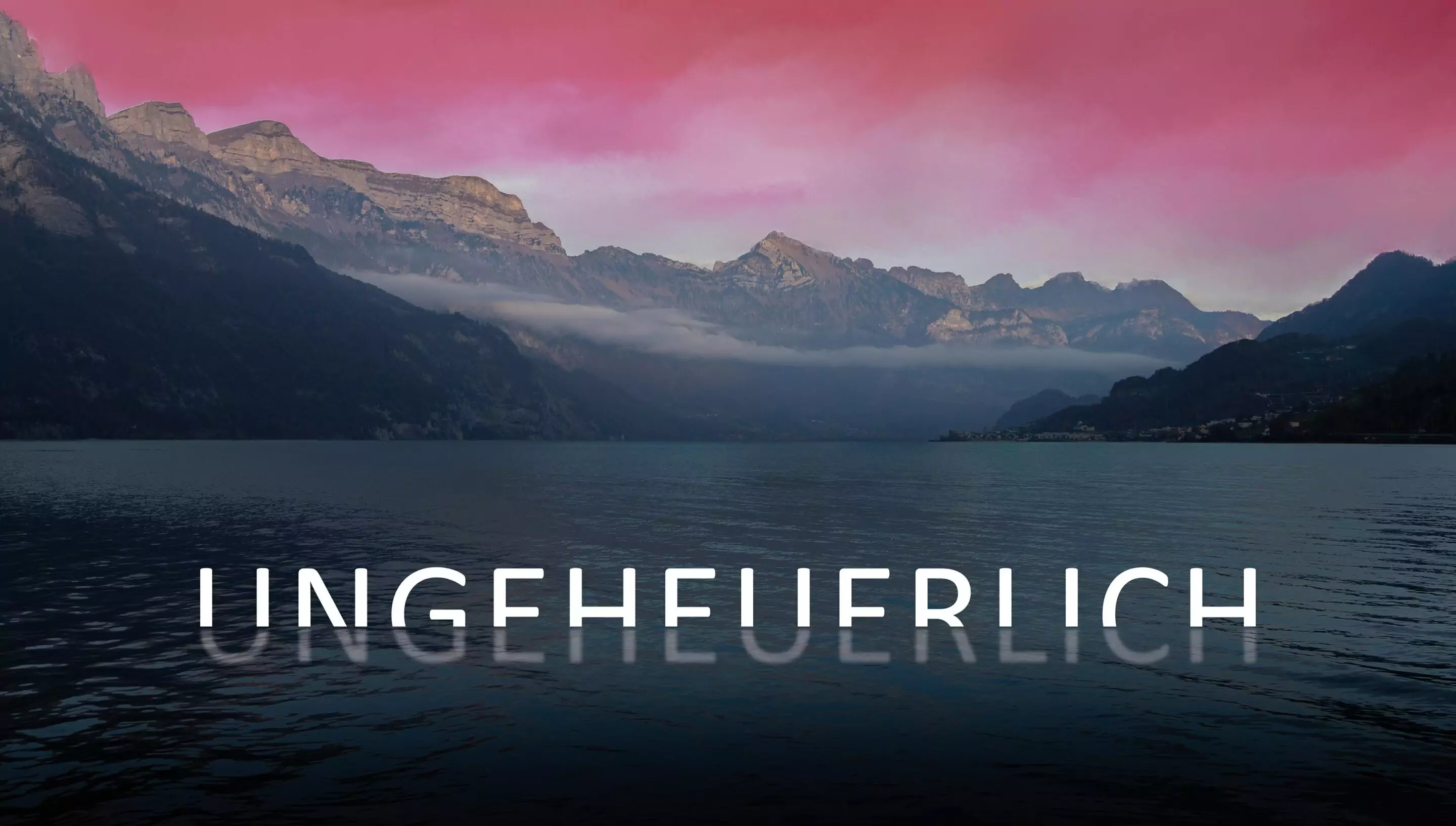 Eine kleine Gruppe fährt auf ihren Mountainbikes über einen Kiesweg, im Hintergrund ein blauer See und ein Schloss.