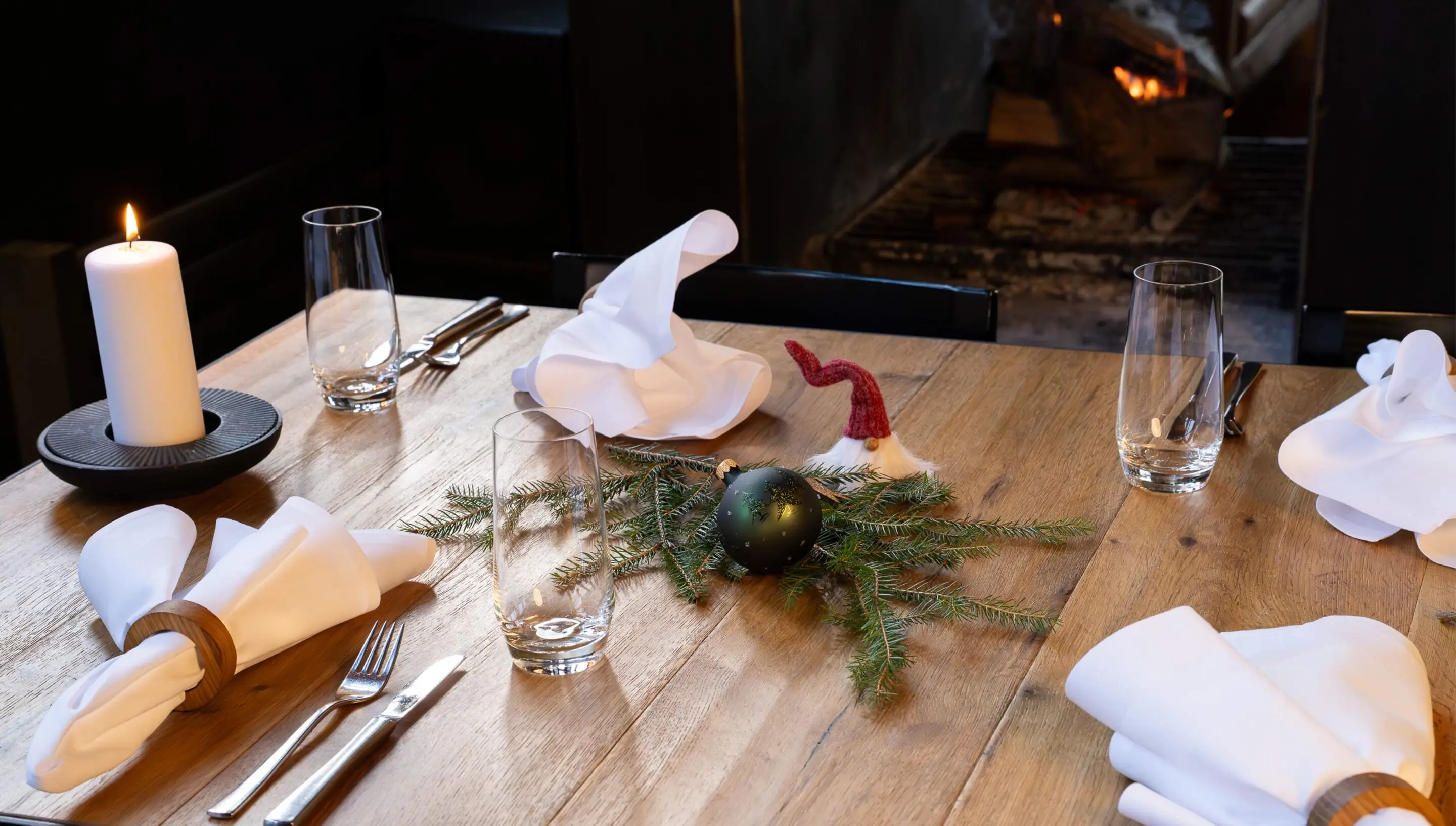 Eine kleine Gruppe fährt auf ihren Mountainbikes über einen Kiesweg, im Hintergrund ein blauer See und ein Schloss.