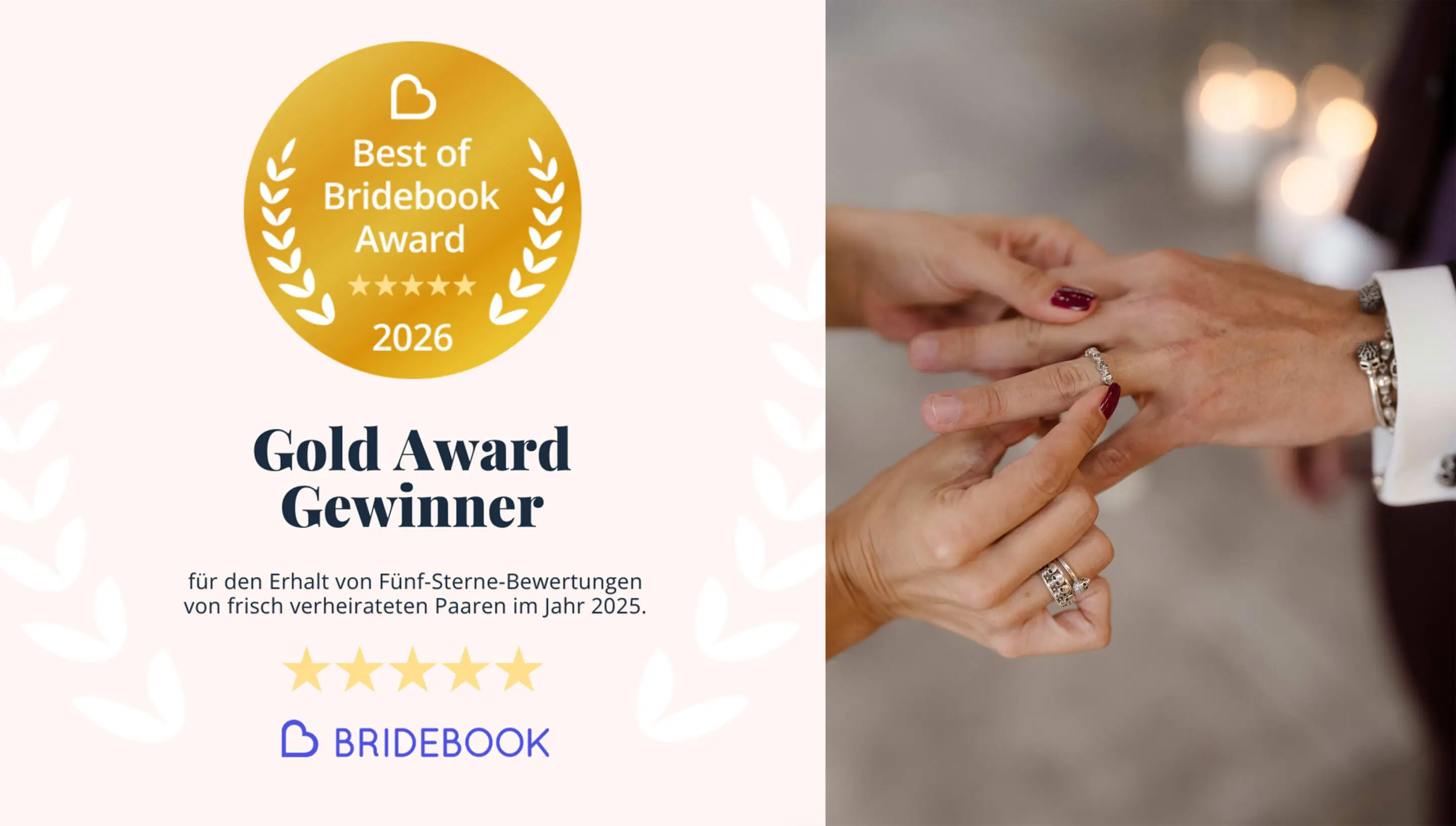 Eine kleine Gruppe fährt auf ihren Mountainbikes über einen Kiesweg, im Hintergrund ein blauer See und ein Schloss.