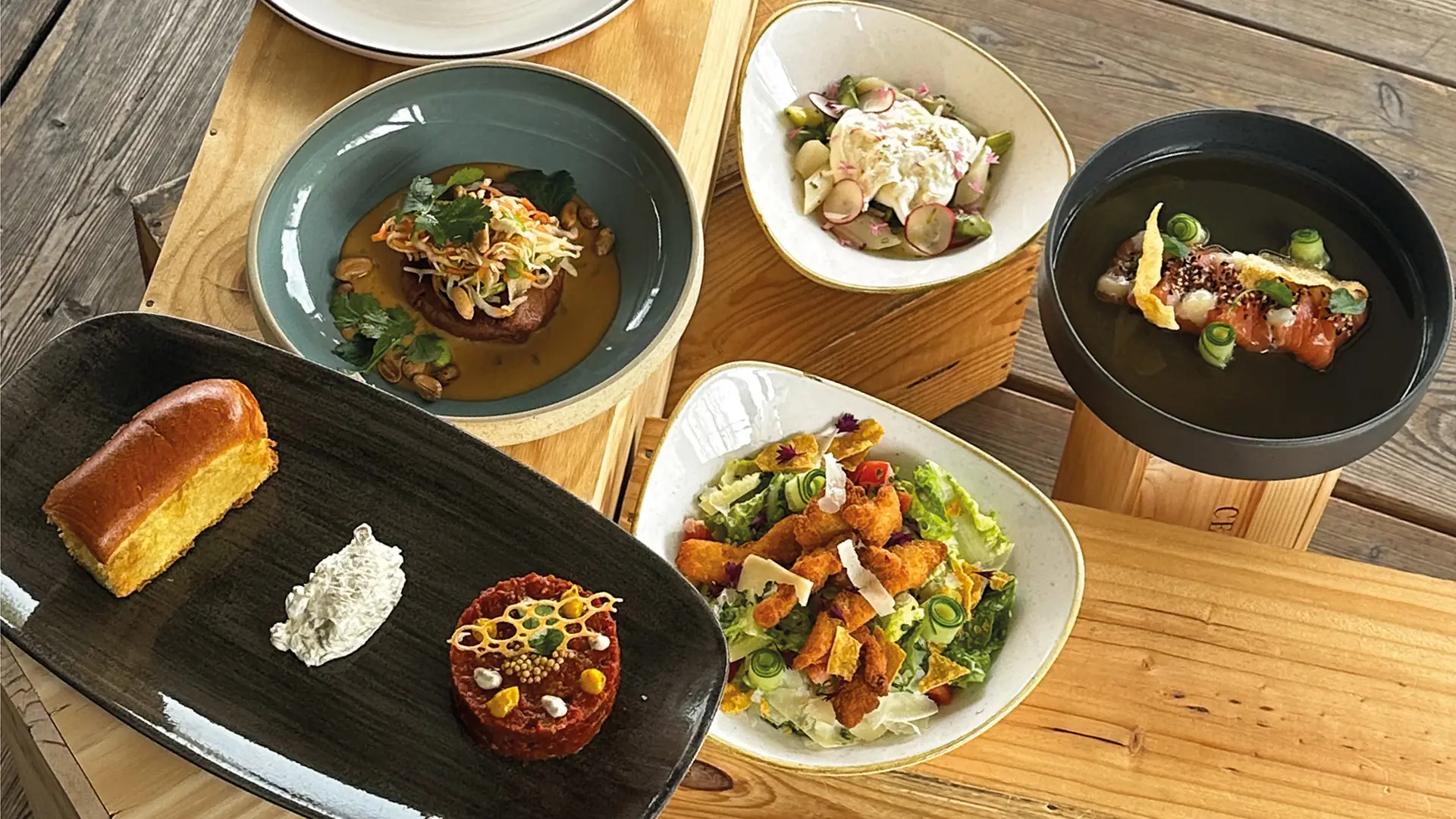 BildHOweb A small group rides on their mountain bikes along a gravel path, with a blue lake and a castle in the background.