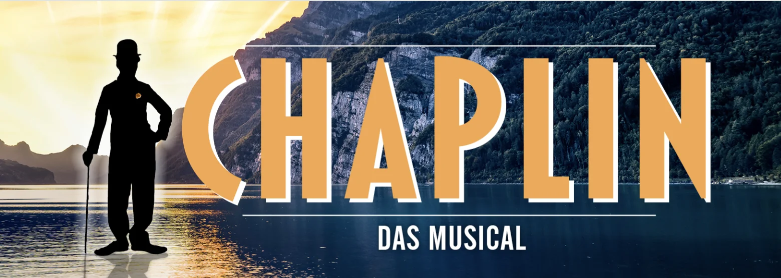 Eine kleine Gruppe fährt auf ihren Mountainbikes über einen Kiesweg, im Hintergrund ein blauer See und ein Schloss.